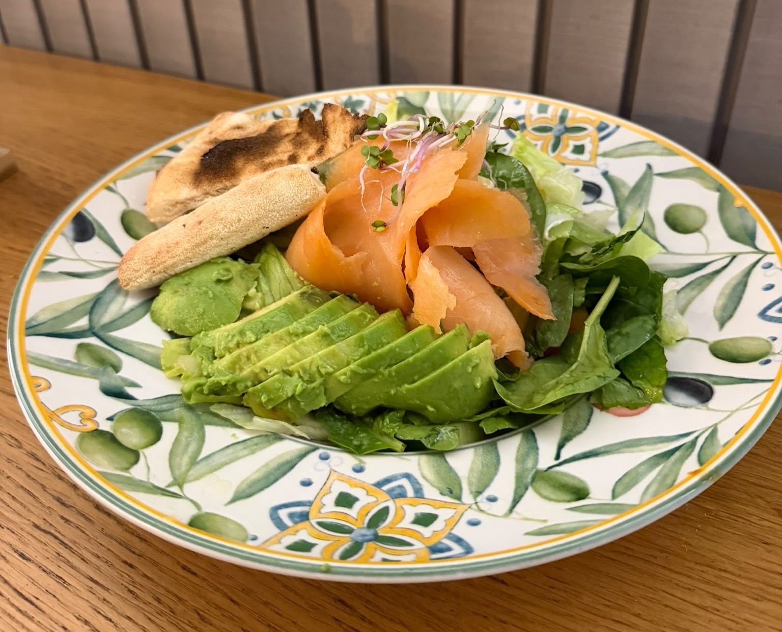 Insalata con salmone affumicato e avocado
