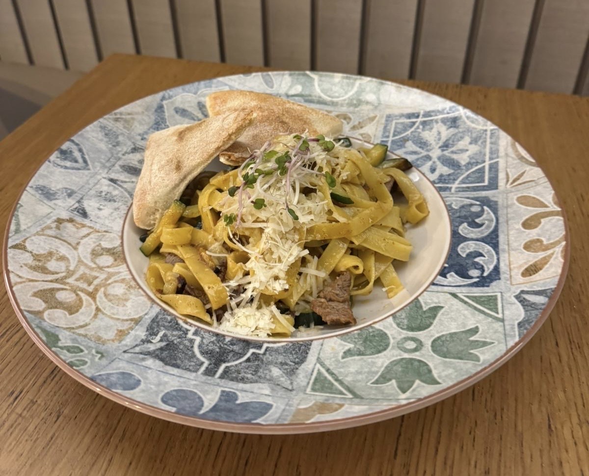 Tagliatelle con manzo, zucchine e pomodori secchi