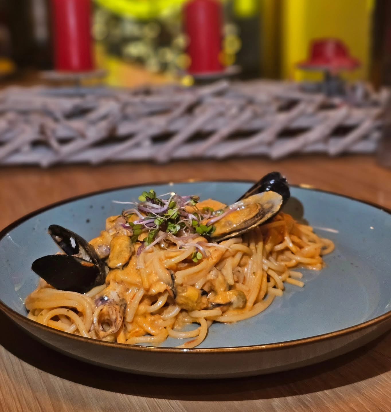 Spaghetti frutti di mare e crema di pomodoro